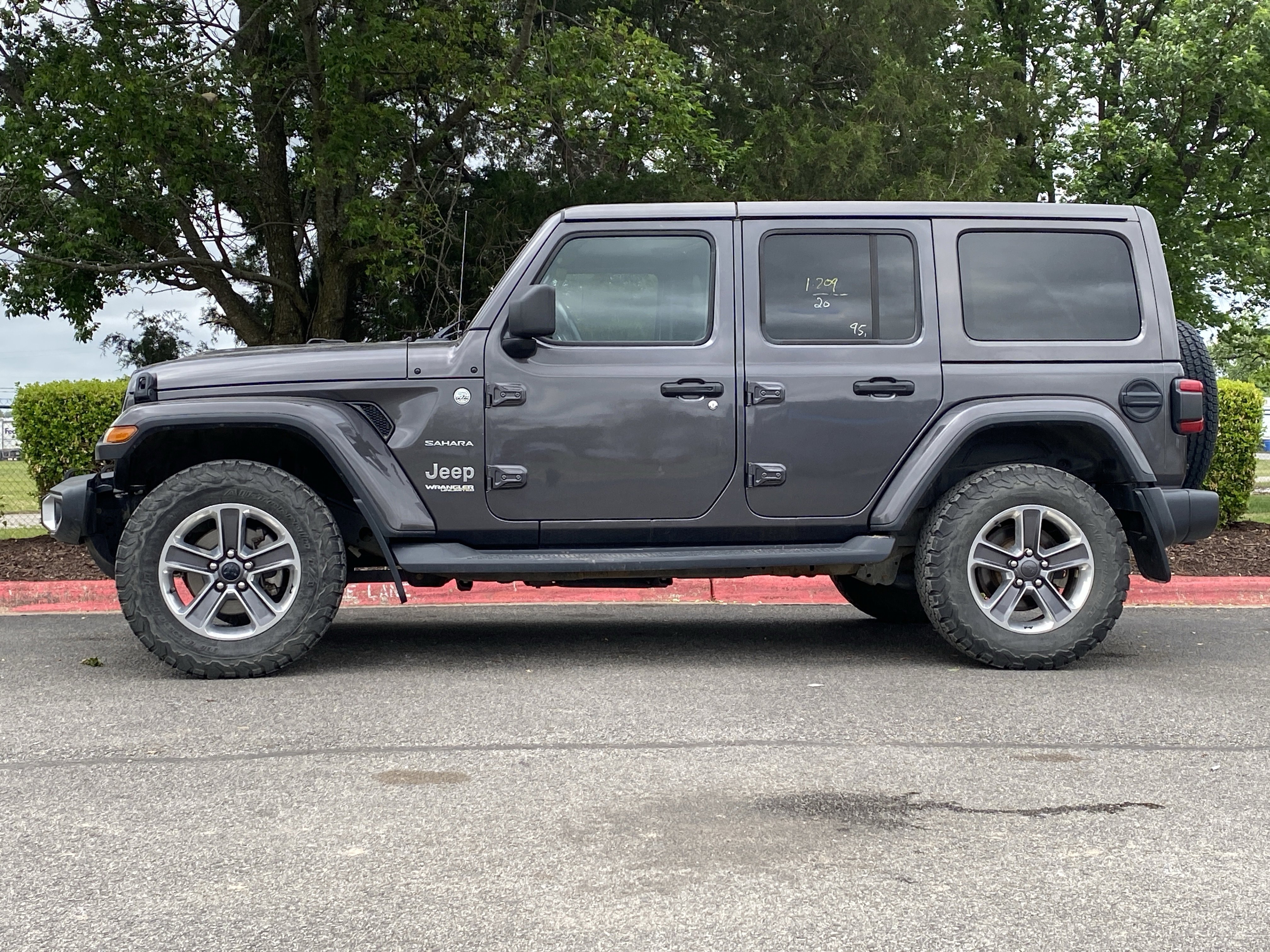 2020 Jeep Wrangler Unlimited Sahara - Photo 9