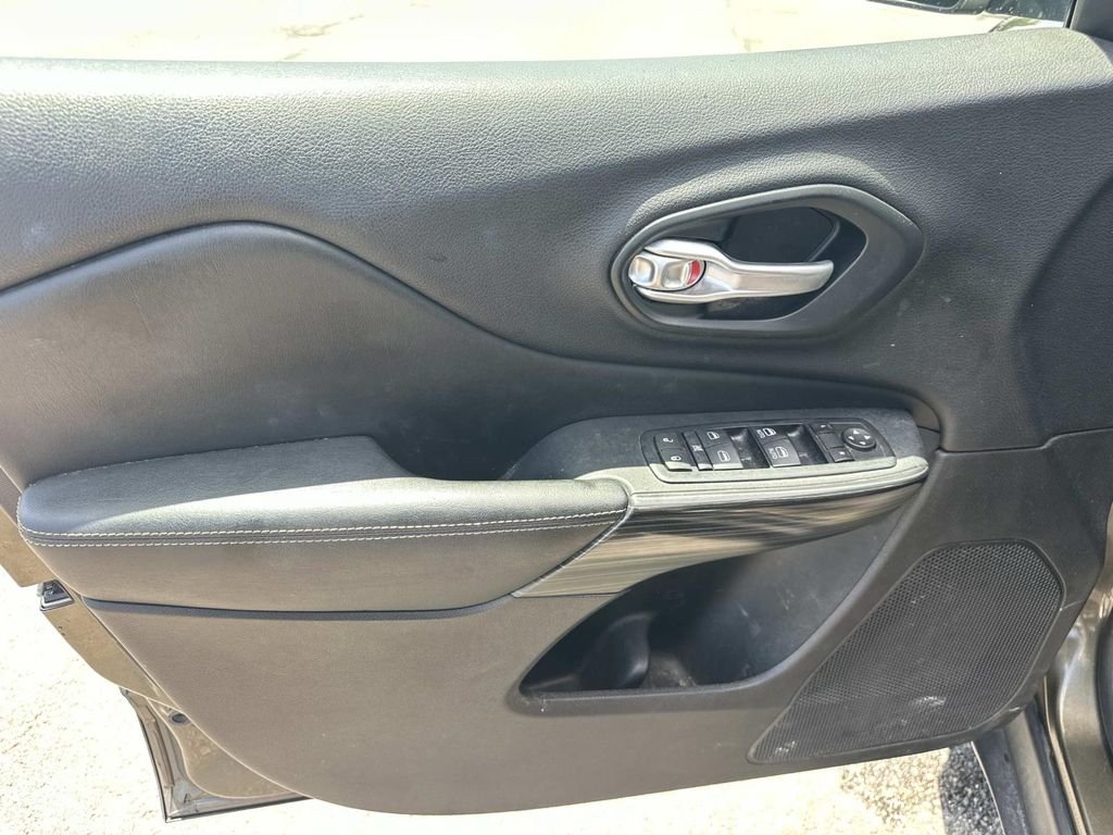 Used 2016 Green Jeep Limited image 18