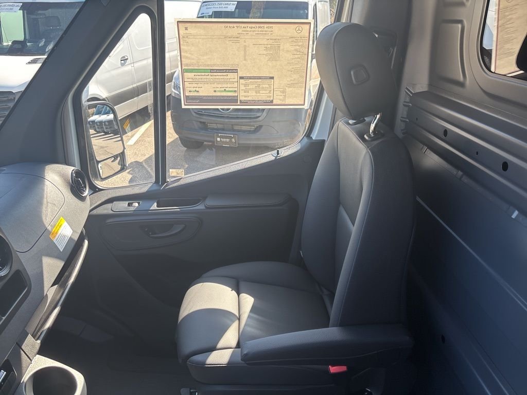 New 2026 Arctic White Mercedes-Benz Cargo 170 WB image 37