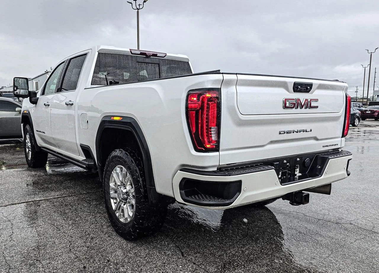 Used 2021 White Frost Tricoat GMC Denali image 3