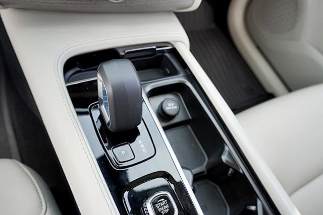 Used 2025 Black Volvo B6 Plus 6-Seater image 29