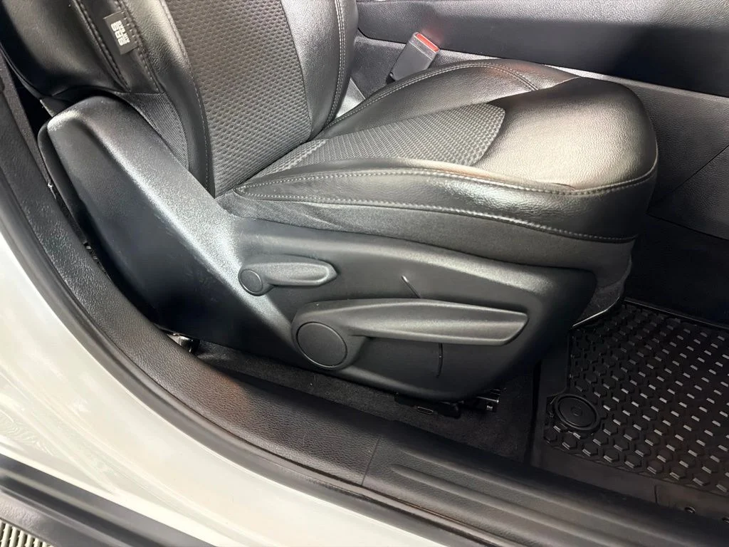 Used 2022 White Jeep Latitude image 24