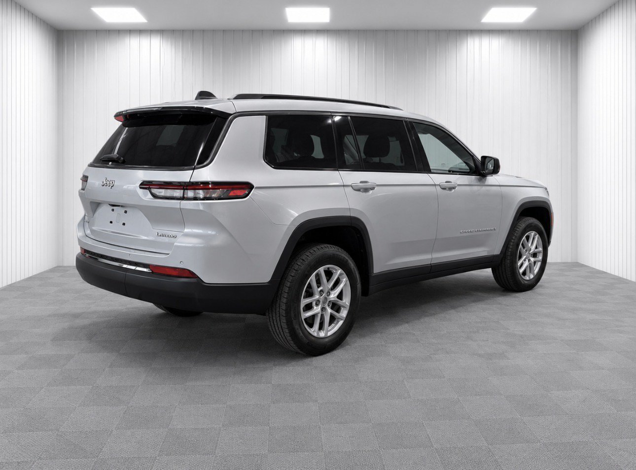 Used 2025 Silver Zynith Jeep Laredo X image 3