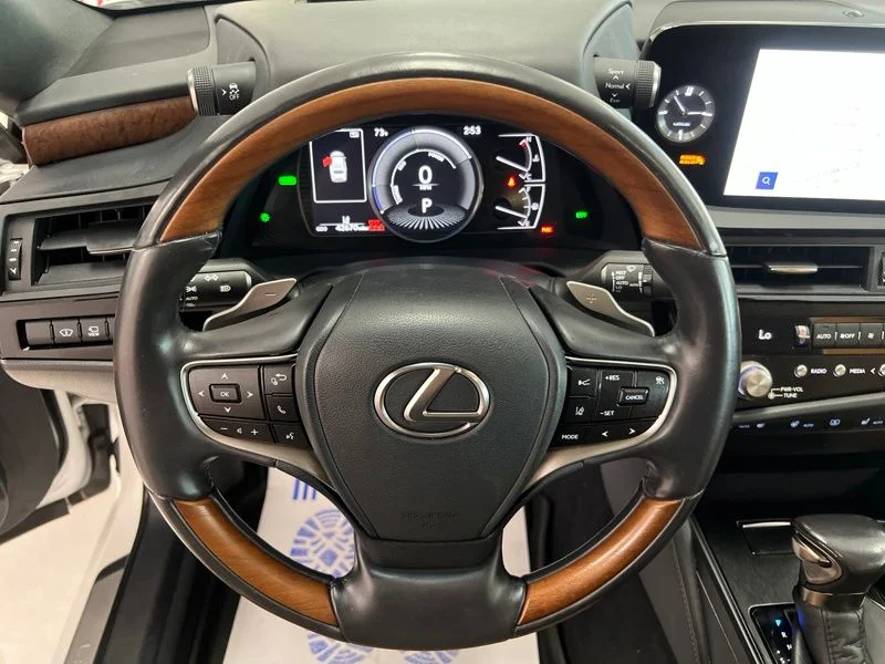 Used 2024 White Lexus 300h Luxury image 26
