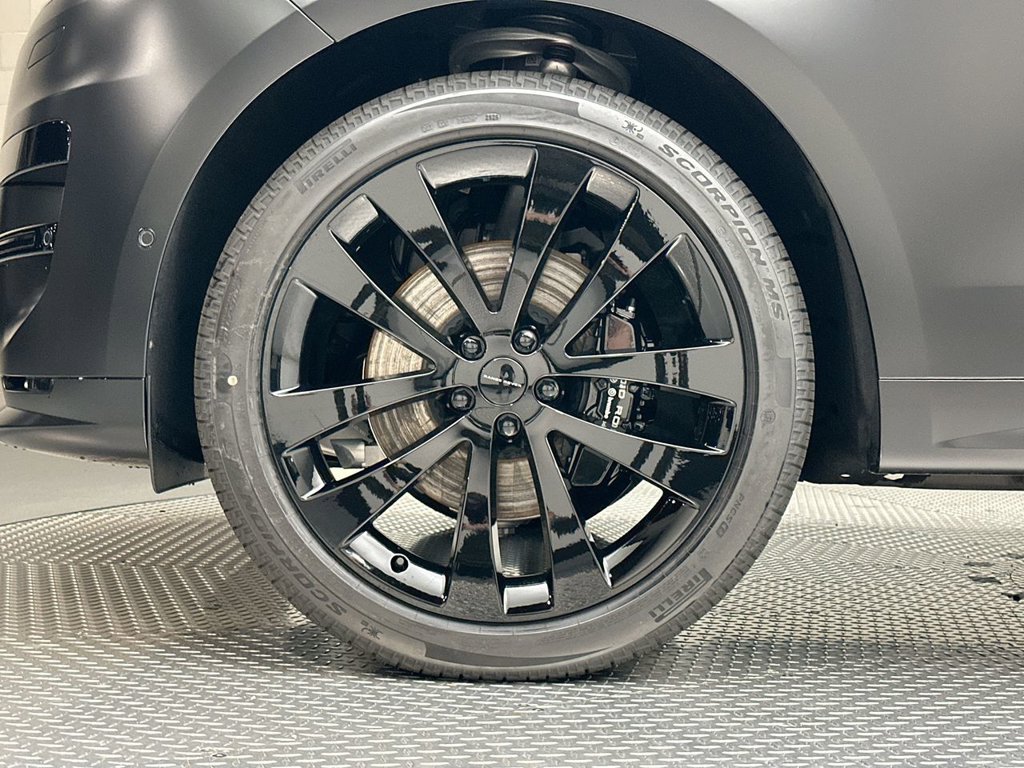 New 2027 Santorini Black Metallic Land Rover Dynamic SE image 5