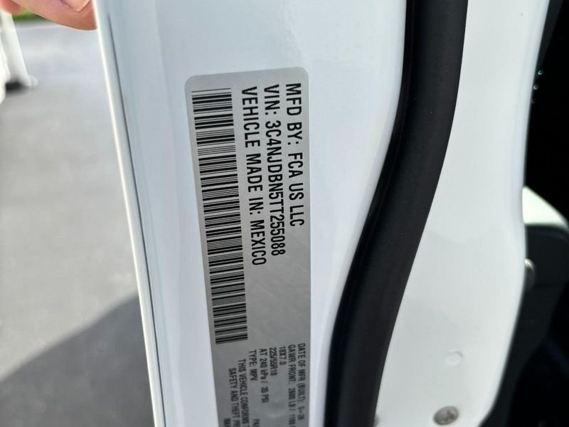 New 2026 Bright White Clear-Coat Exterior Paint Jeep Latitude Altitude 4x4 image 14