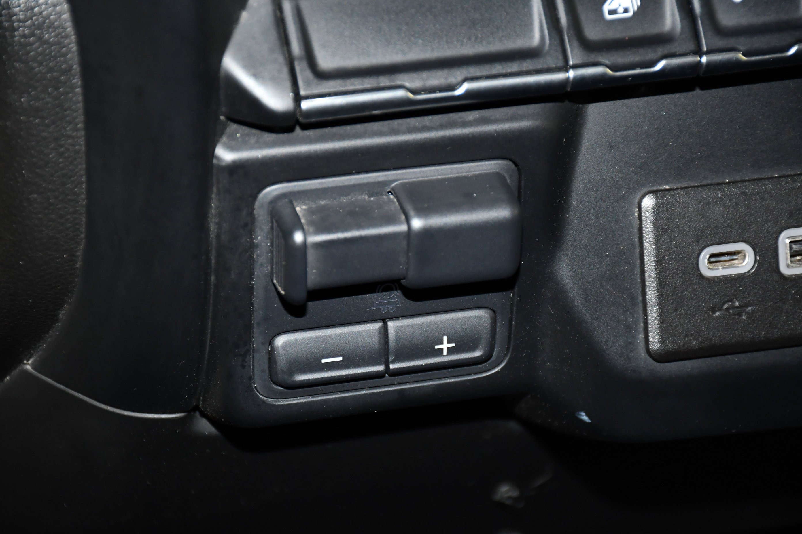Used 2022 White GMC SLE image 34