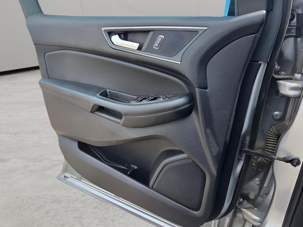 Used 2022 Iconic Silver Metallic Ford SE image 24
