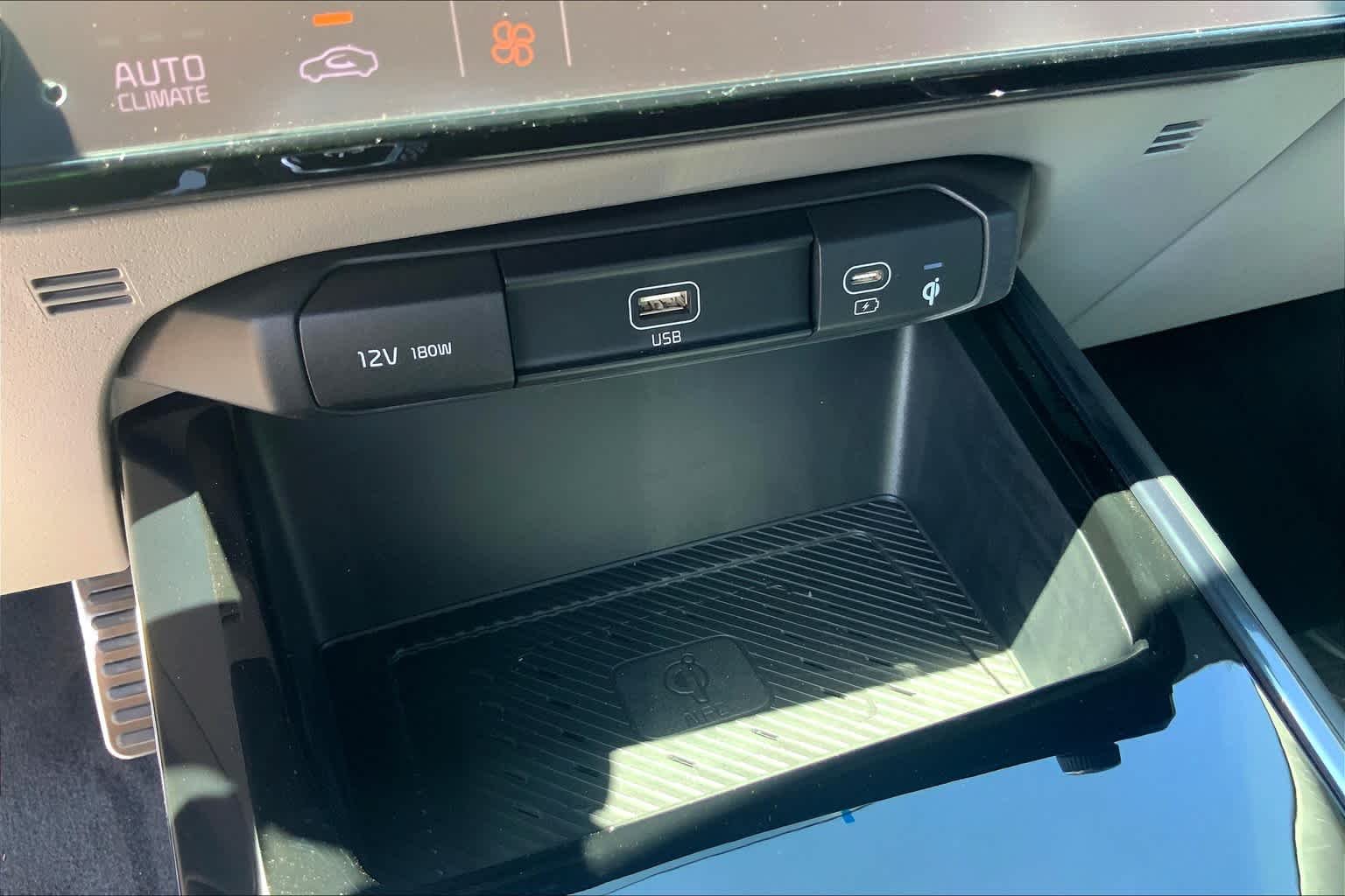 Used 2024 Cityscape Green Kia Wave image 18