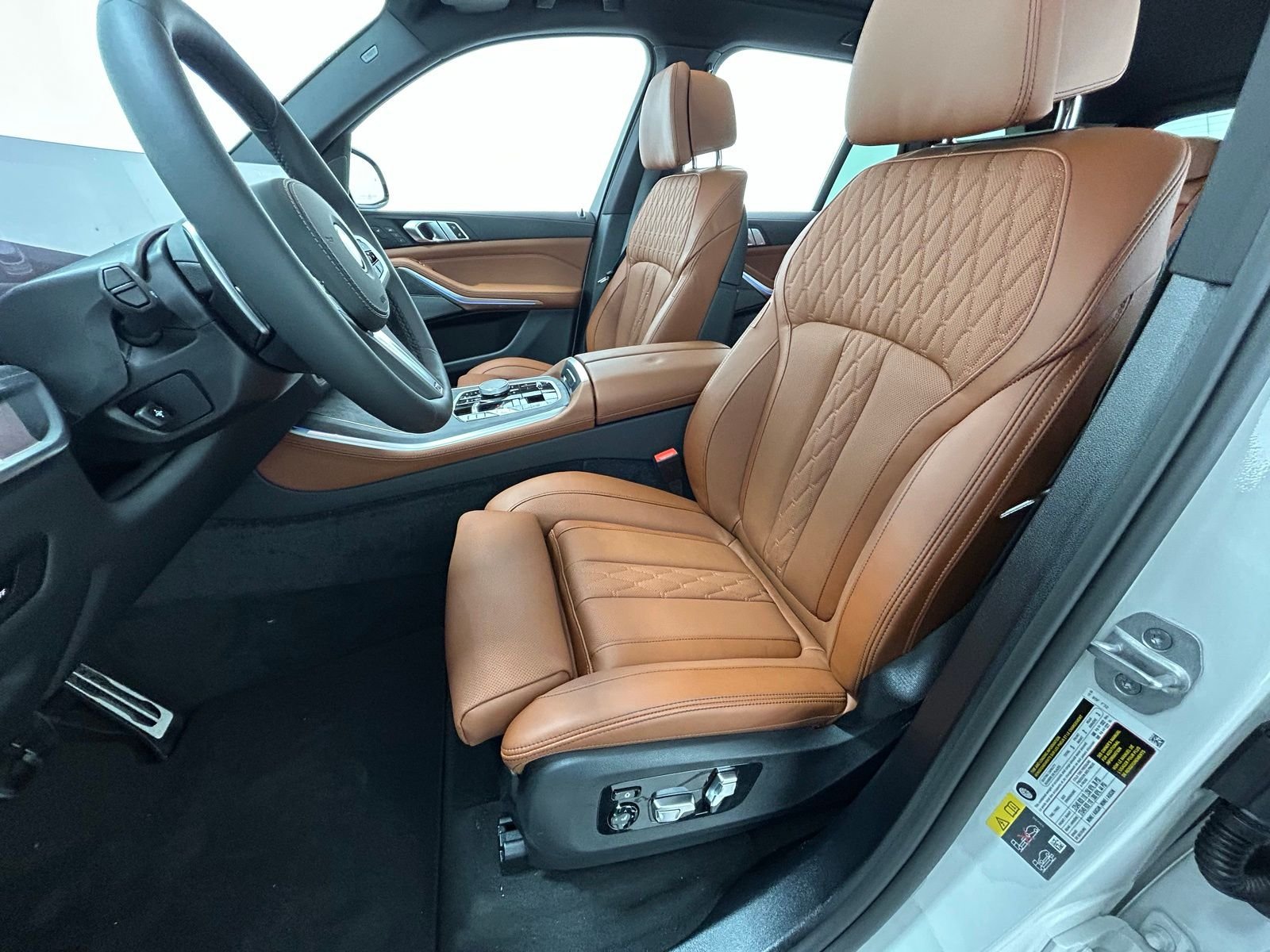 New 2026 Mineral White Metallic BMW xDrive50e image 30