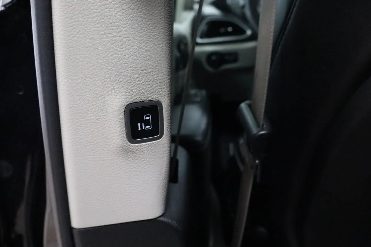 Used 2023 Brilliant Black Crystal Pearl Coat Chrysler Touring L image 20