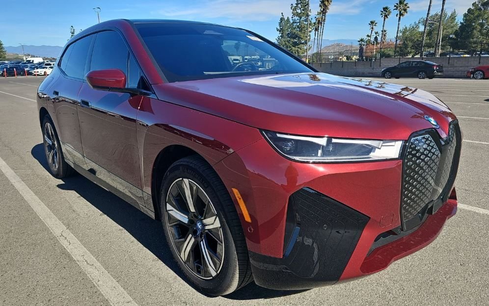 Used 2023 Red BMW xDrive50 image 2