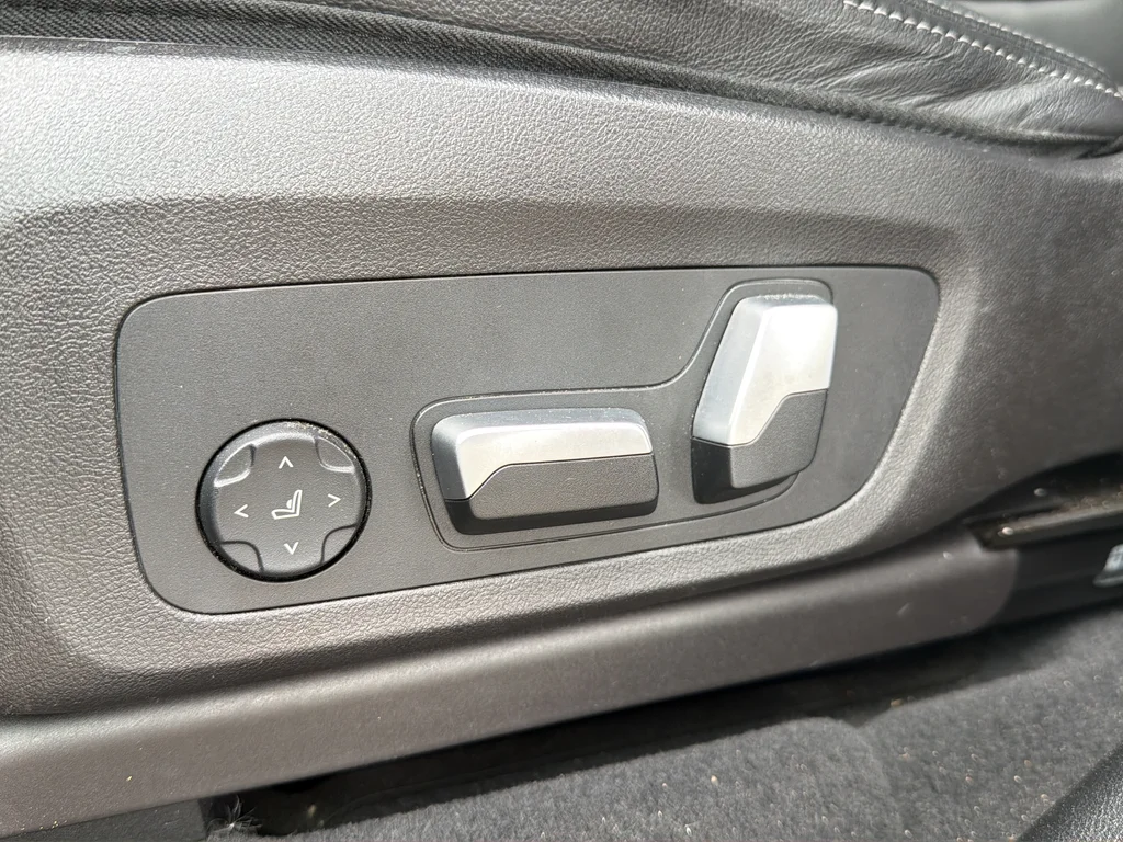 Used 2023 White BMW xDrive30i image 18