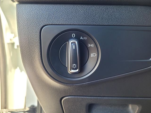 Used 2019  Volkswagen  image 16