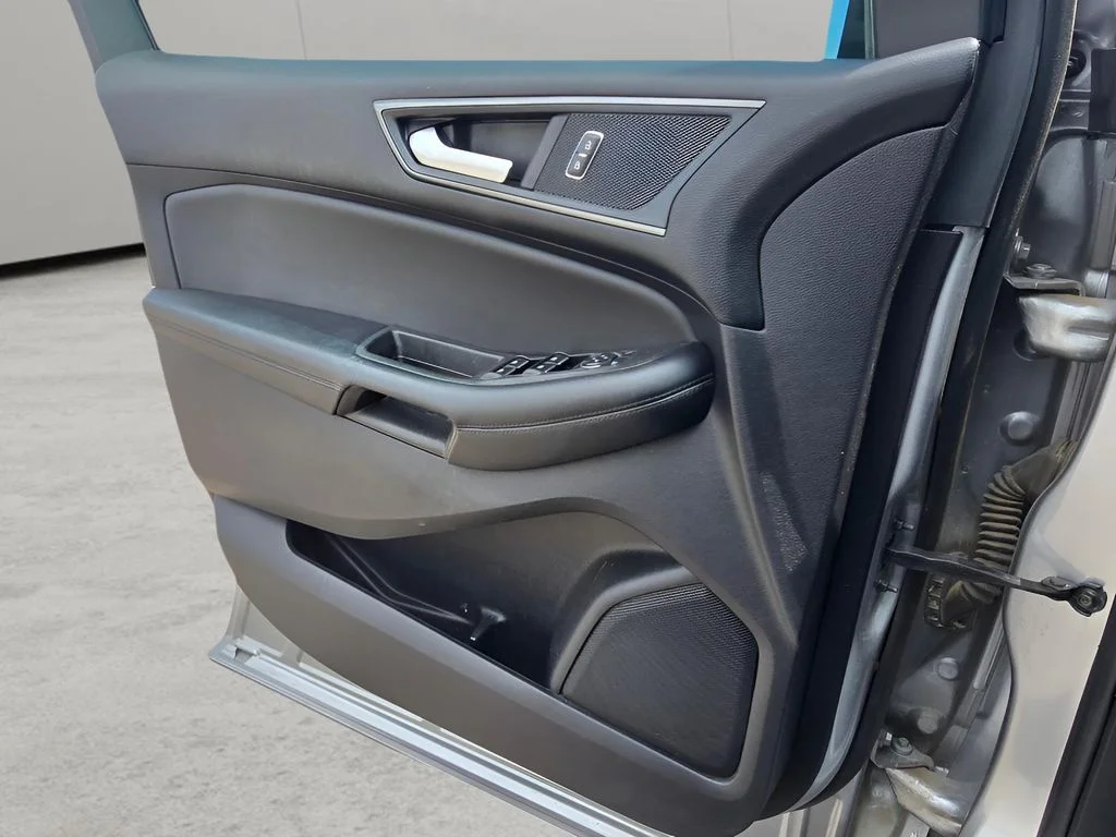Used 2022 Iconic Silver Metallic Ford SE image 24