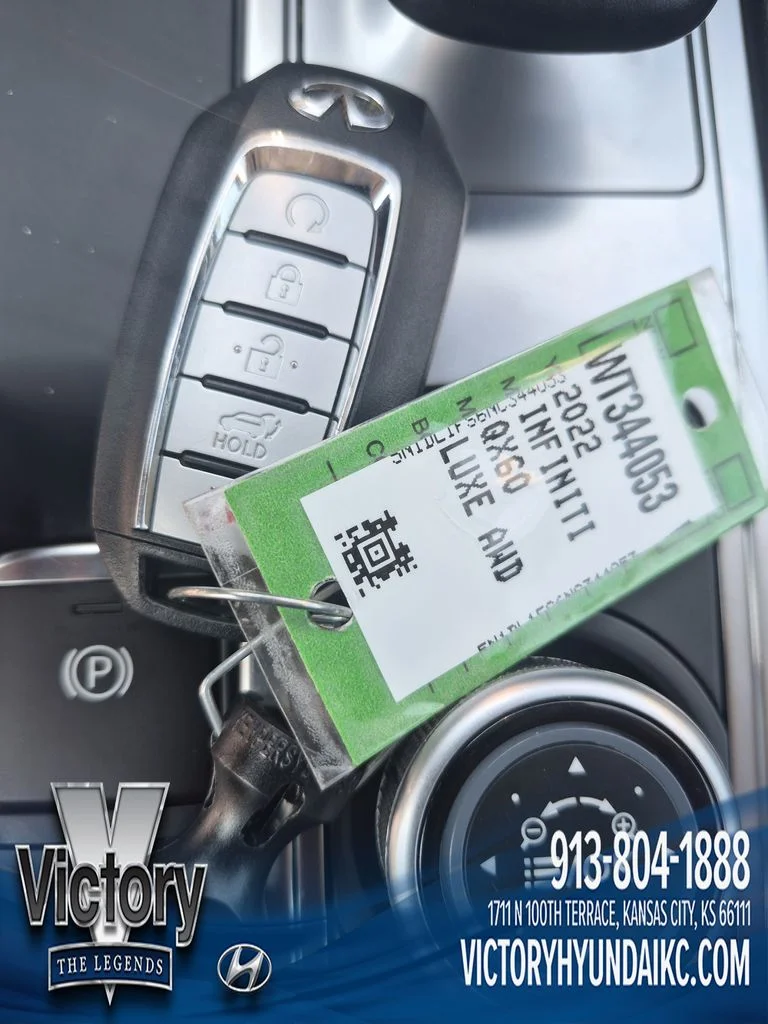Used 2022 White INFINITI LUXE image 29