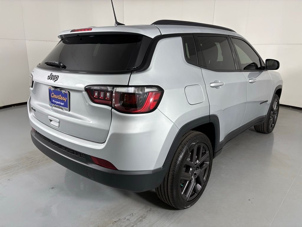 New 2026 Silver Zynith Metallic Clearcoat Jeep Latitude image 8