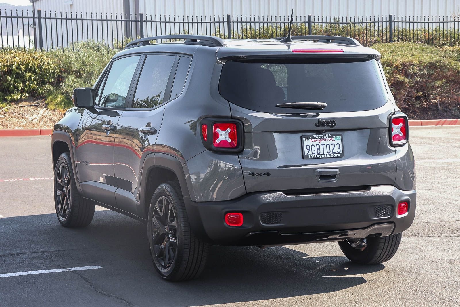 Used 2022 Graphite Gray Jeep Altitude image 5