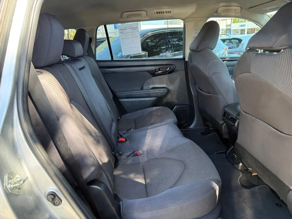 2022 Toyota Highlander LE - Photo 17