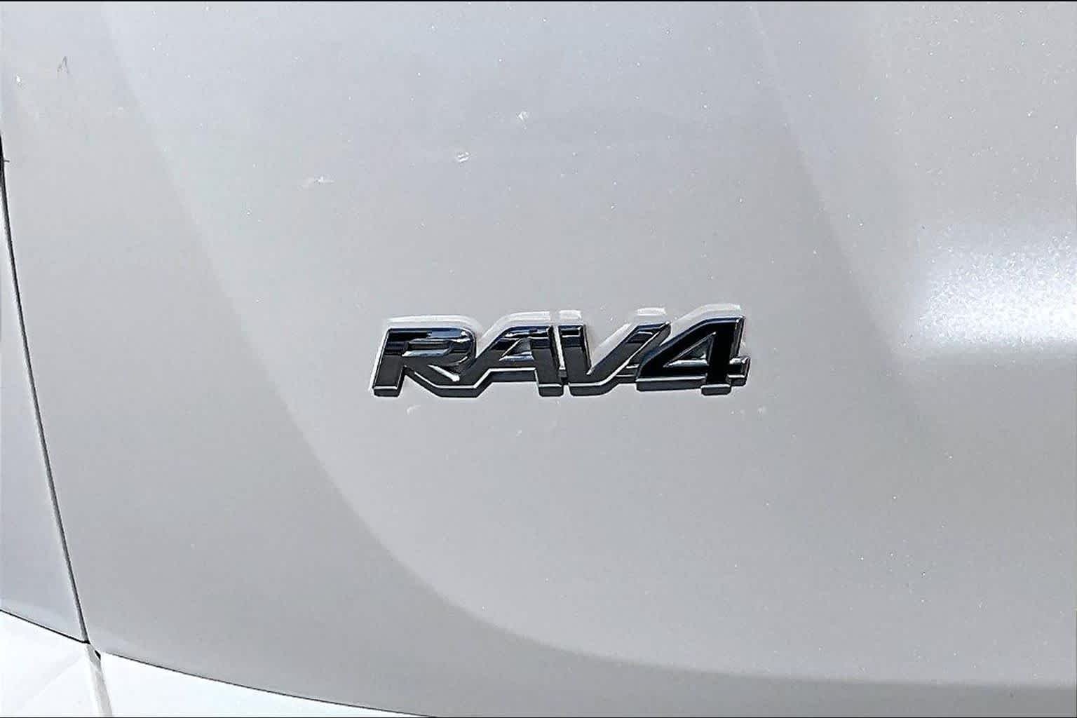 Used 2018 Blizzard Pearl Toyota Hybrid Limited image 9