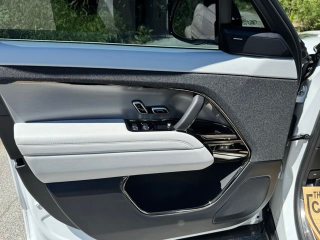 Certified Used 2025 Fuji White Land Rover SE image 8