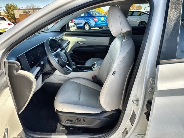 Used 2025 White Hyundai SEL image 11