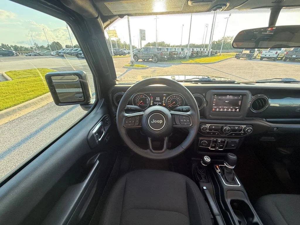 Used 2022 Black Jeep Altitude image 8