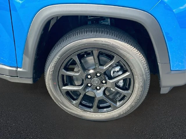New 2026 Hydro Blue Pearl-Coat Exterior Paint Jeep Latitude image 29