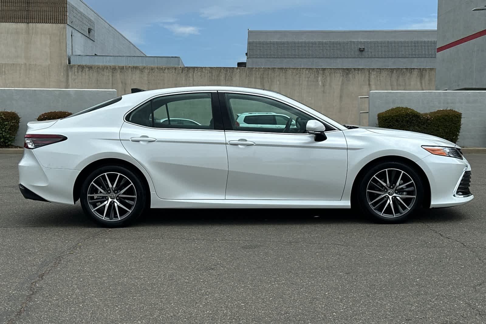 Used 2022 Wind Chill Pearl Toyota XLE image 6