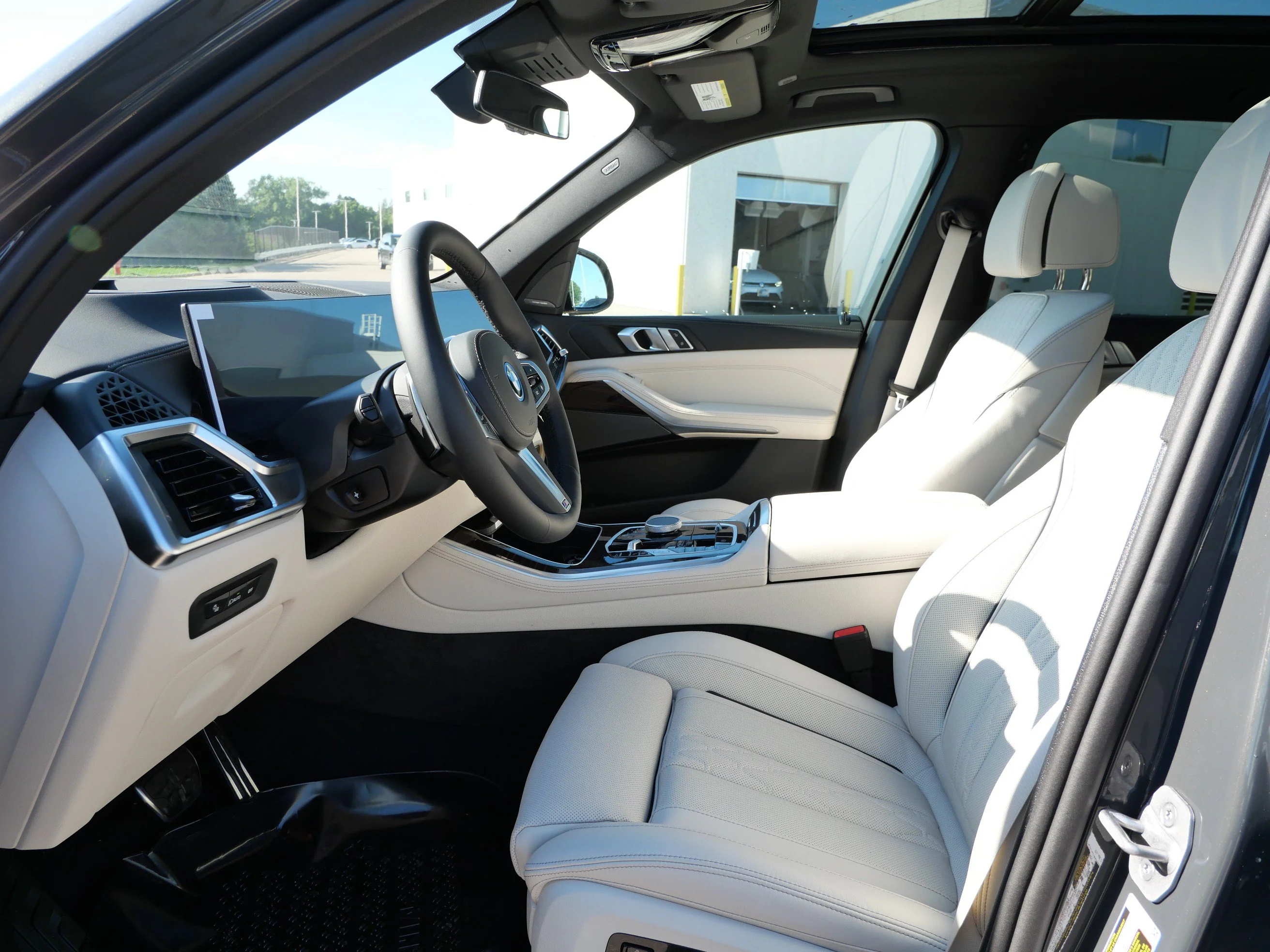 New 2026 Dravit Grey Metallic BMW xDrive50e image 5
