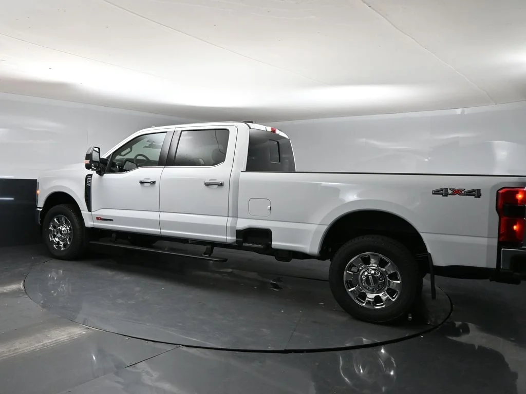 New 2027 Oxford White Ford F-250® Lariat® image 4