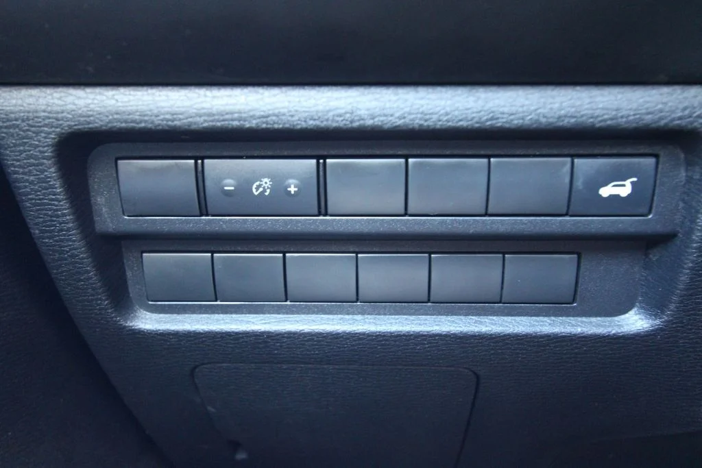 Used 2024  Mitsubishi SE image 24