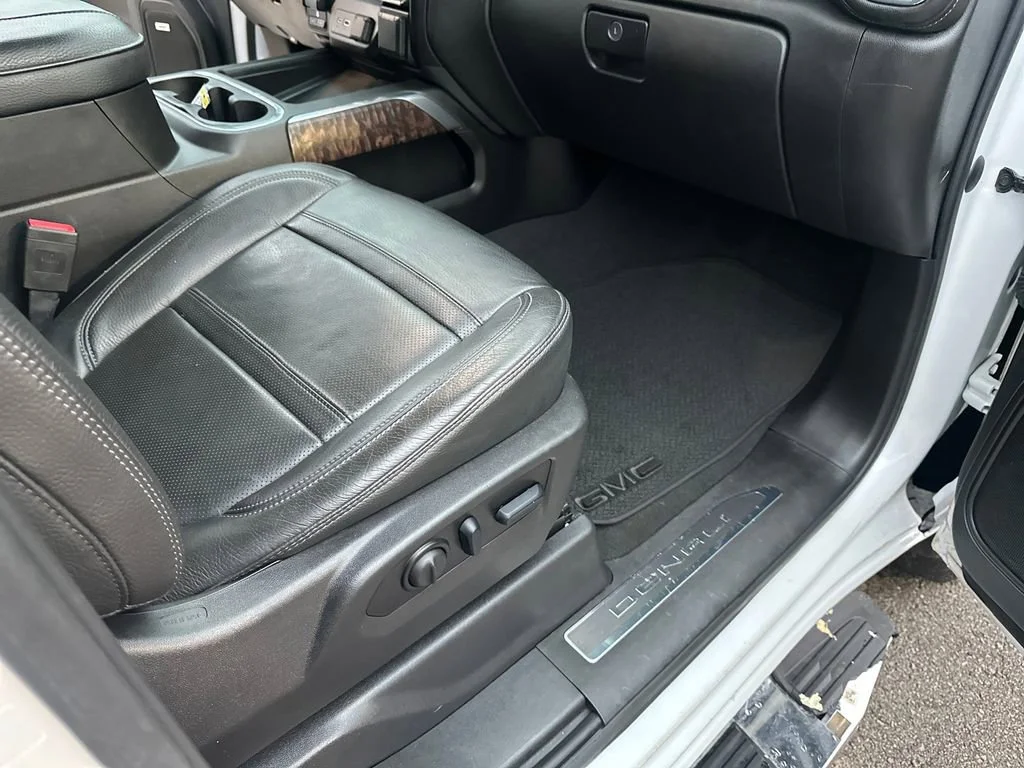 Used 2023 White Frost Tricoat GMC Denali image 39
