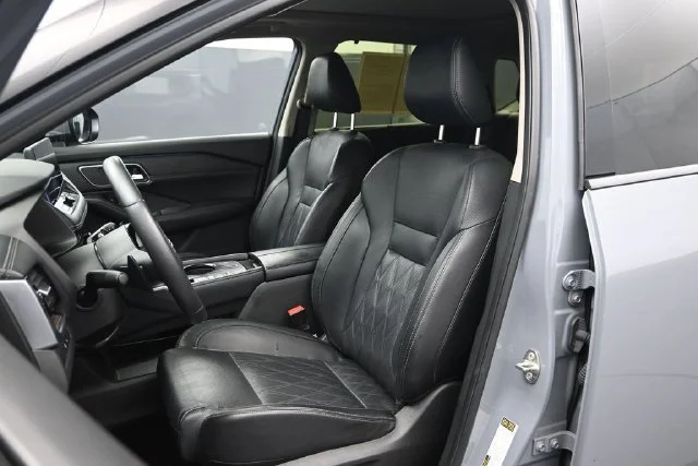 Used 2024 Gray Nissan Platinum image 5