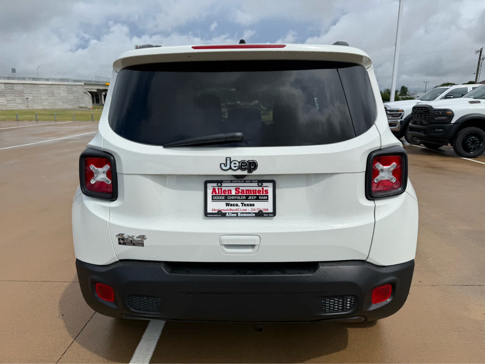 Certified Used 2023 Alpine White Clearcoat Jeep Latitude image 8