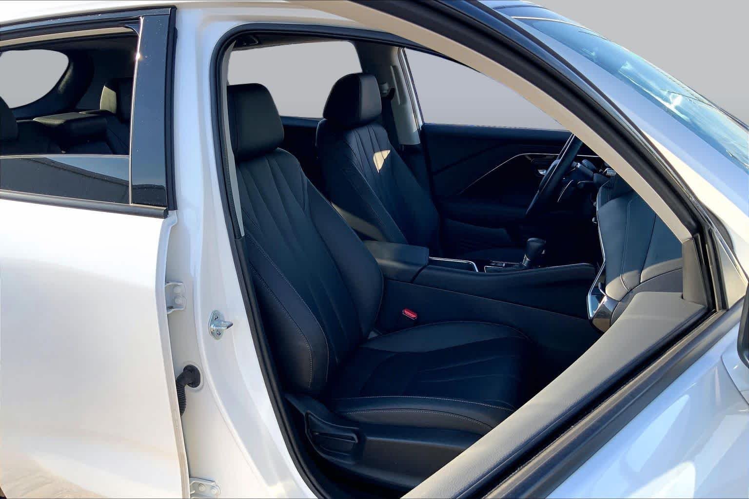 Used 2025 Platinum White Pearl Acura  image 9