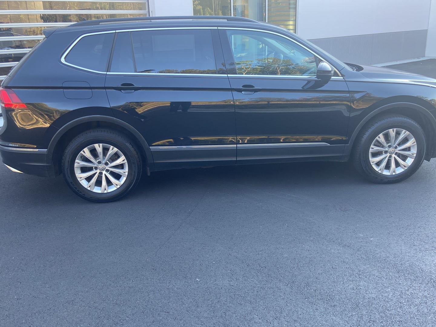 Used 2018 Deep Black Pearl Metallic Volkswagen SE image 4