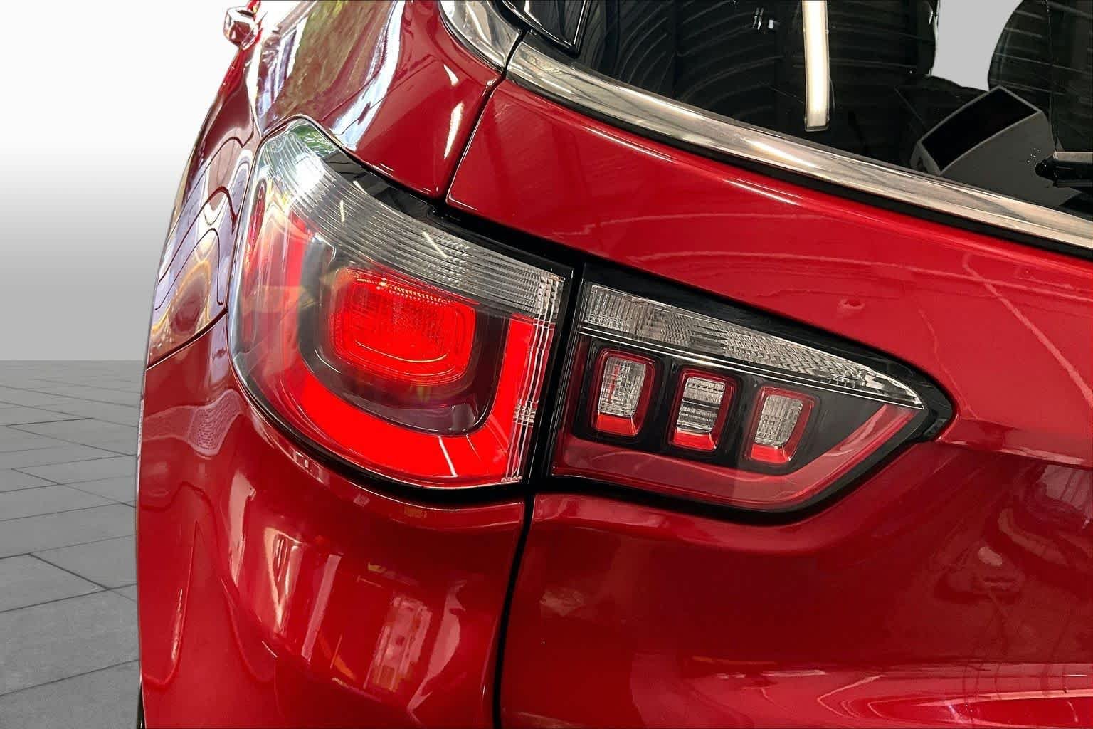 Used 2018 Redline Pearlcoat Jeep Latitude image 28