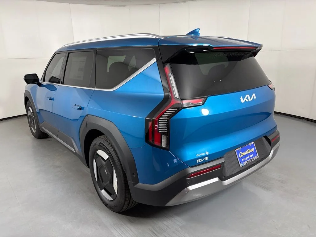 New 2026 Ocean Blue Kia Wind AWD image 6