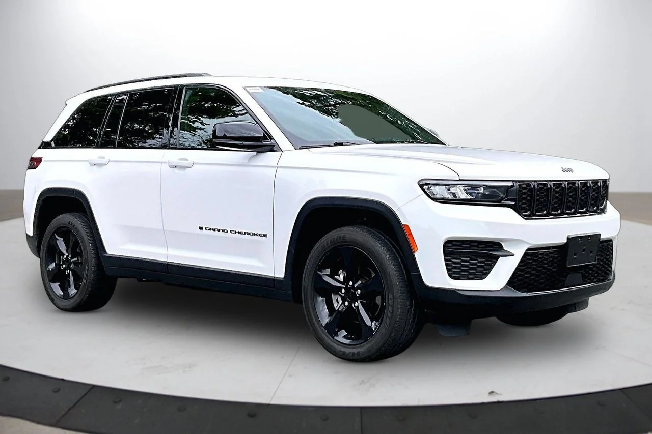 Used 2023 White Jeep Altitude X image 2
