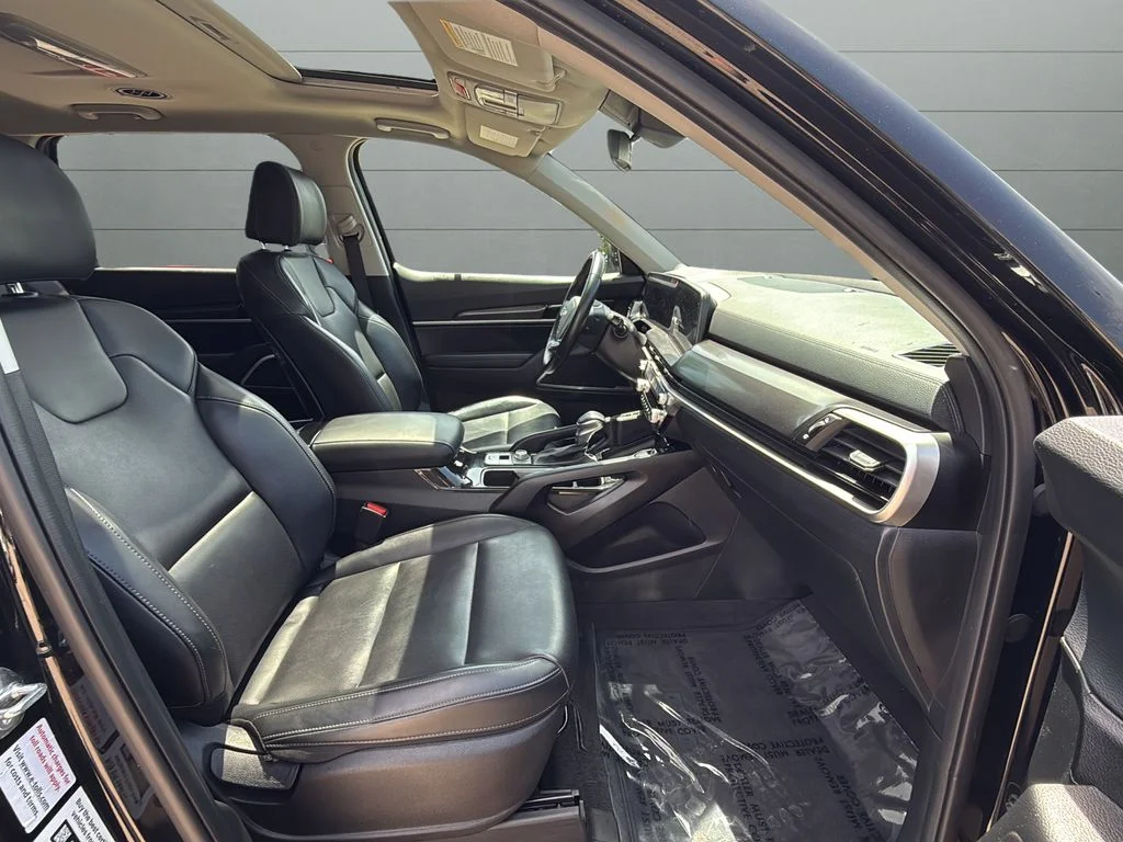 Used 2025 Black Kia S image 12