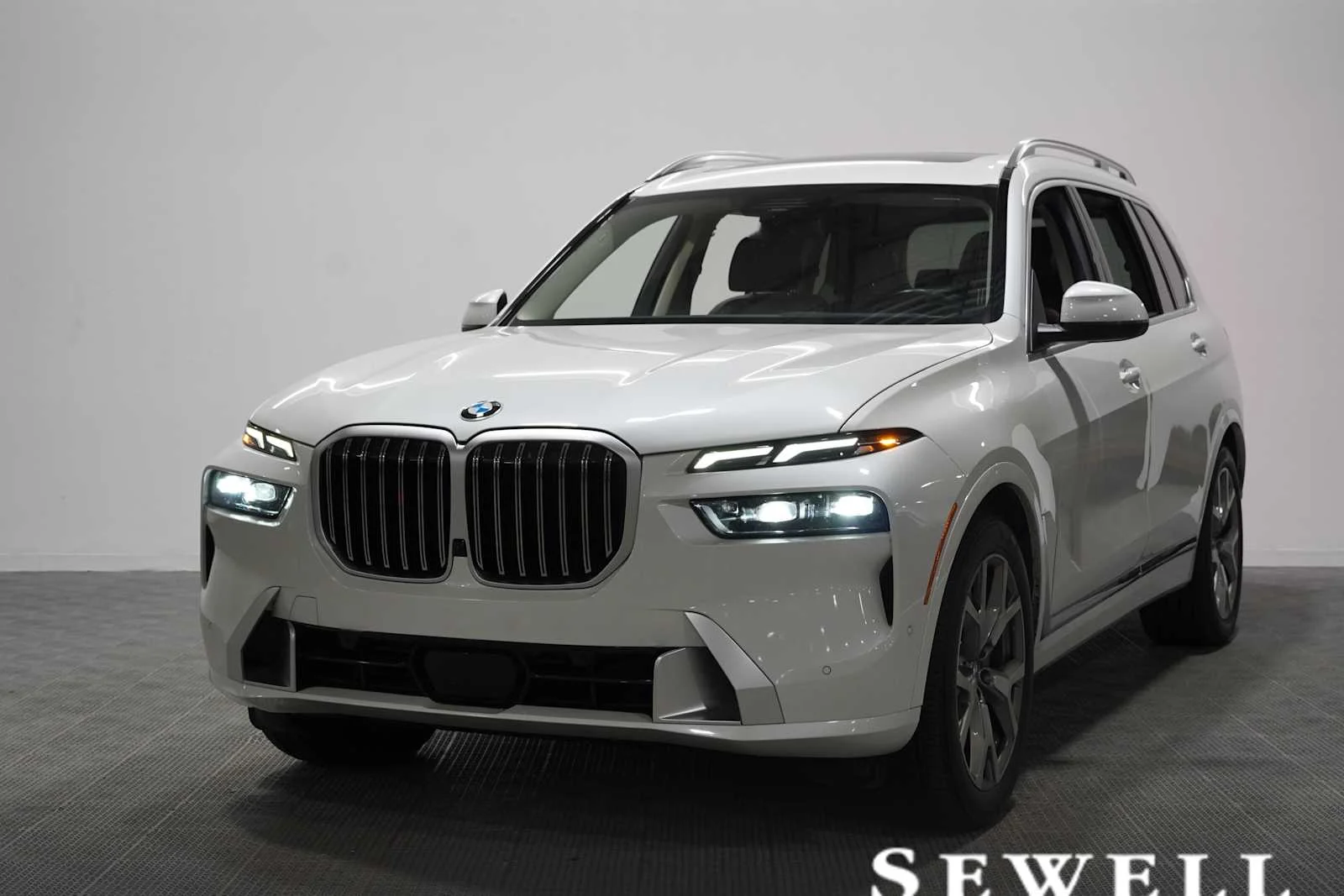 Used 2024 Mineral White Metallic BMW xDrive40i image 1