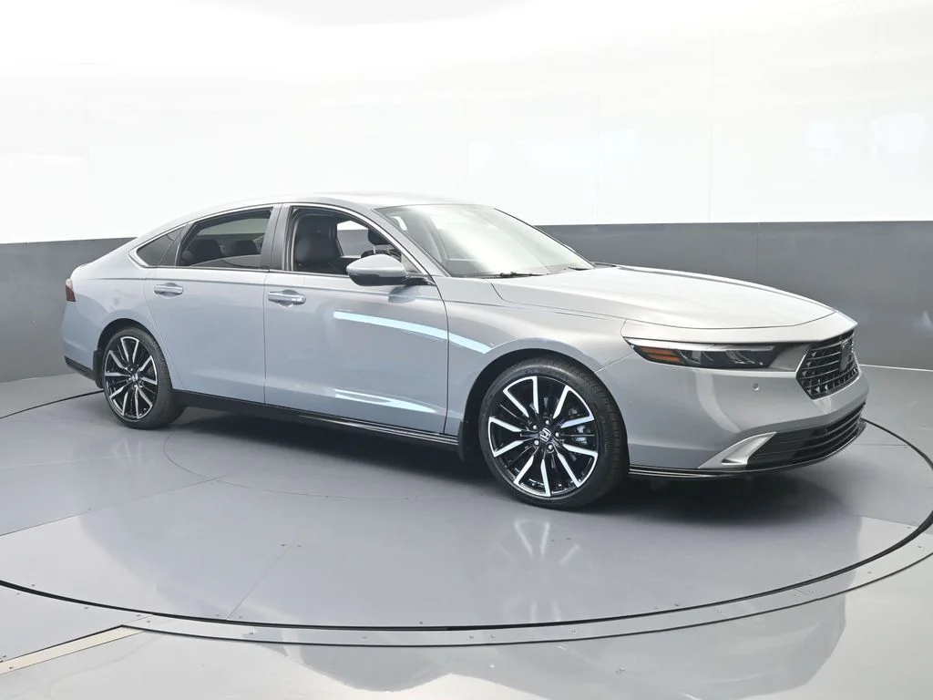 Used 2024 Solar Silver Metallic Honda Touring image 8
