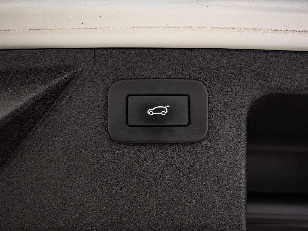 Used 2023 Fuji White Land Rover SE R-Dynamic image 22