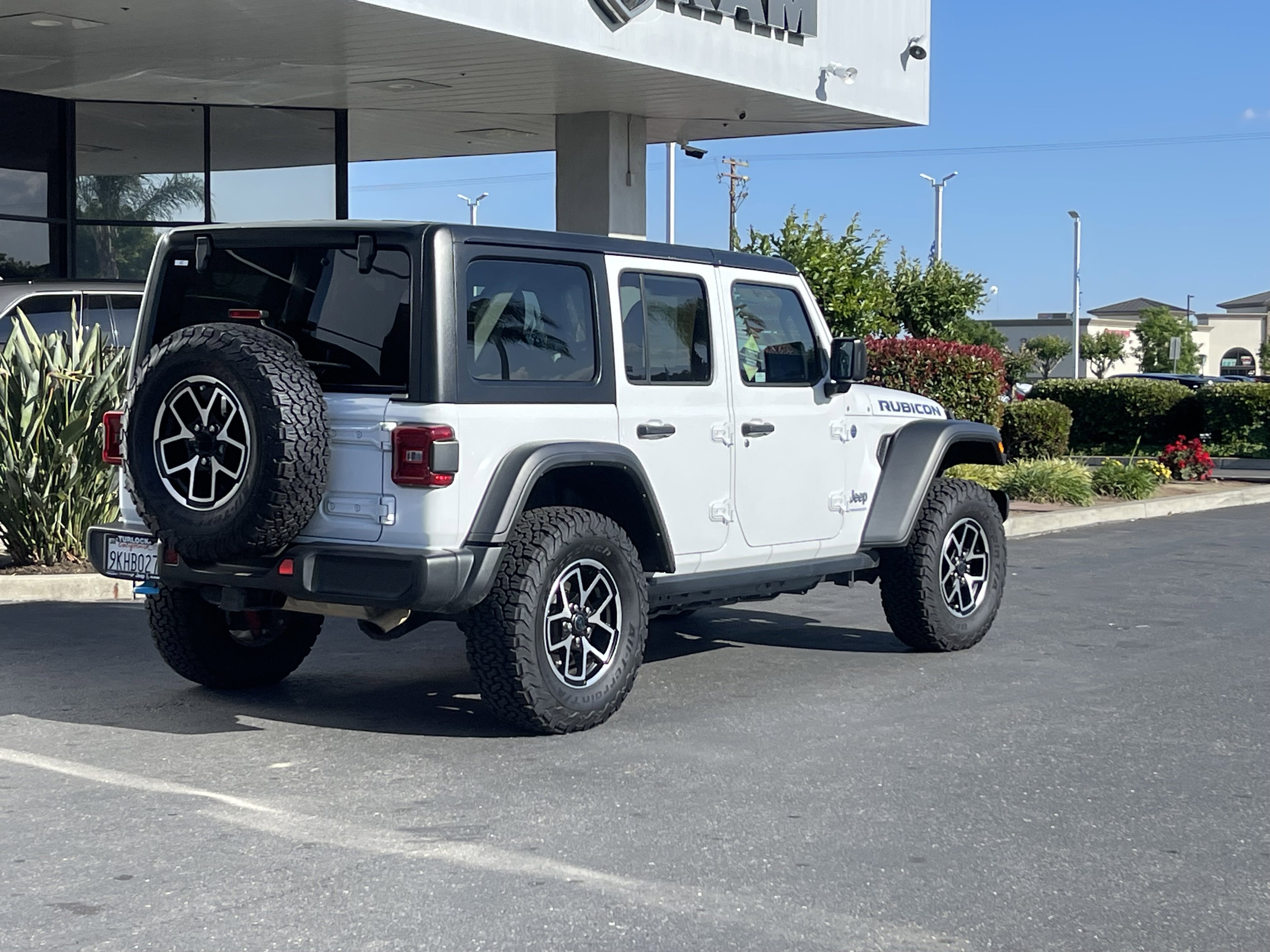 Used 2024 White/off-white Jeep Rubicon 4xe image 4