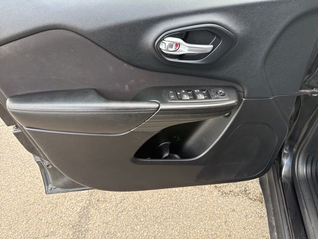 Used 2015 Black Jeep Latitude image 19