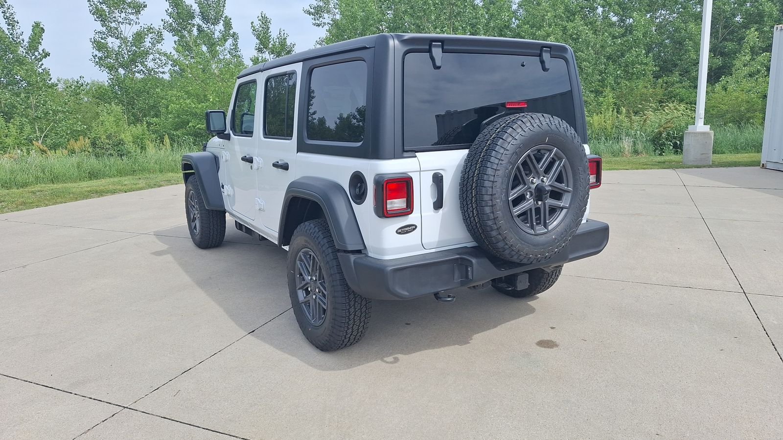 New 2026 Bright White Clear-Coat Exterior Paint Jeep Sport S image 5
