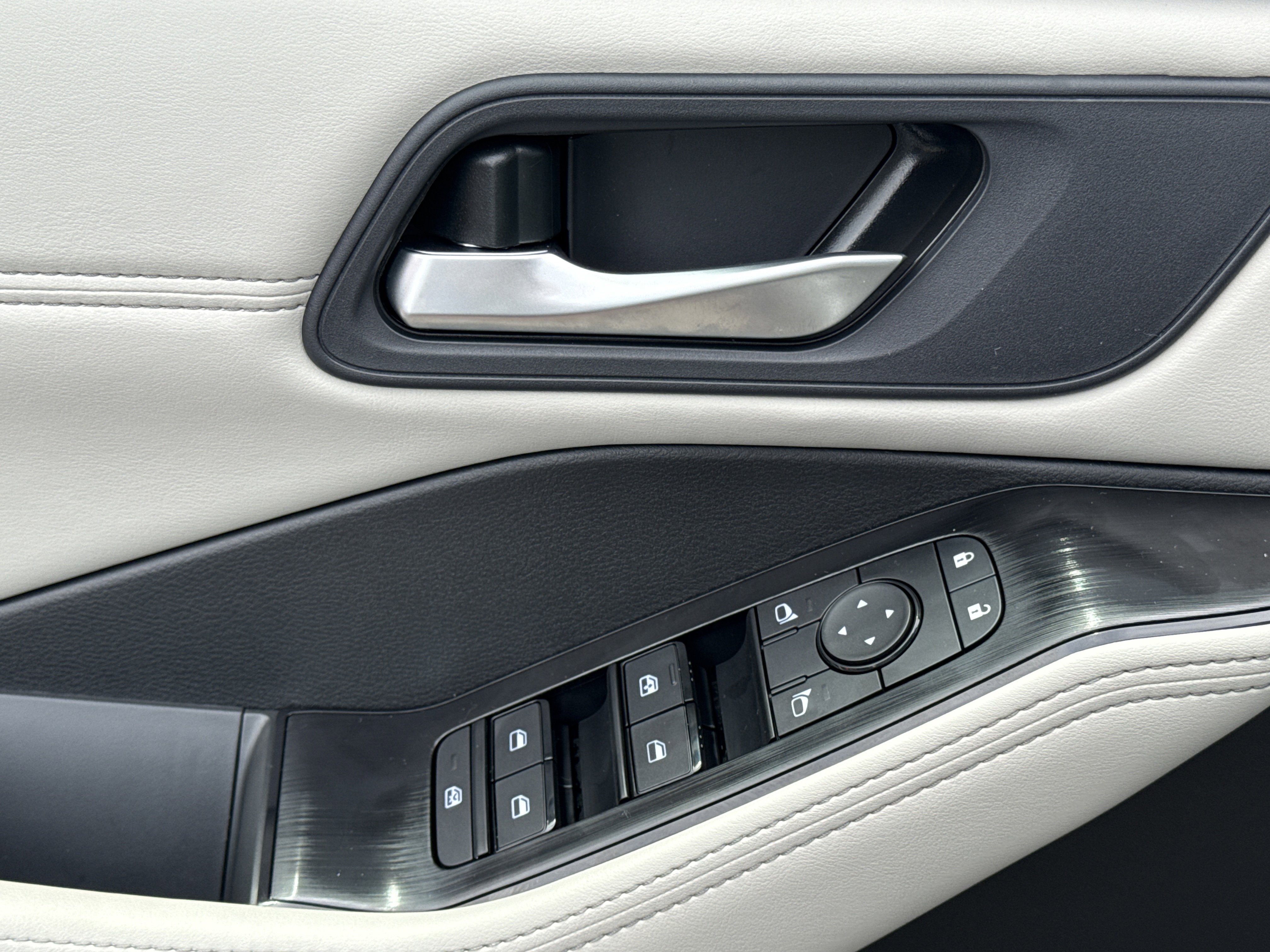 New 2026 Everest White Pearl TriCoat Nissan Dark Armor™ image 16