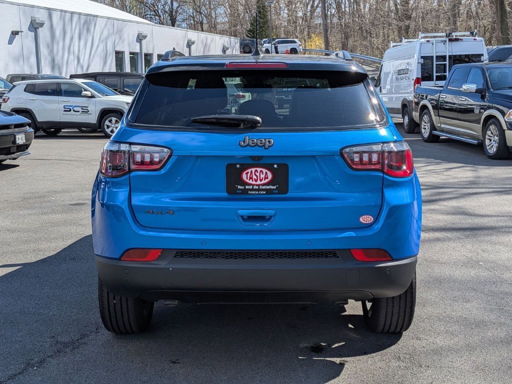 New 2026 Hydro Blue Pearl-Coat Exterior Paint Jeep Limited image 4