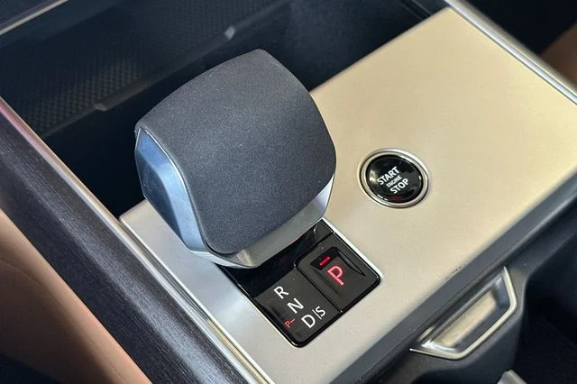 New 2026 Fuji White Land Rover SE image 20
